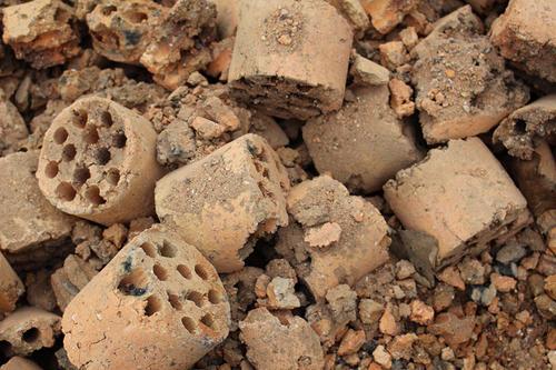 煤渣養(yǎng)花處理時能捻碎的都不要嗎