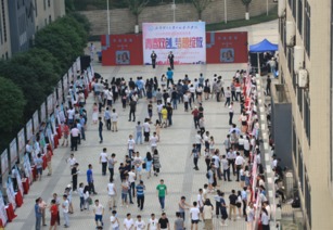 激發(fā)科研人員創(chuàng)新創(chuàng)業(yè)積極性的前提,激發(fā)學(xué)生創(chuàng)新創(chuàng)業(yè)活力,激發(fā)學(xué)生的積極性