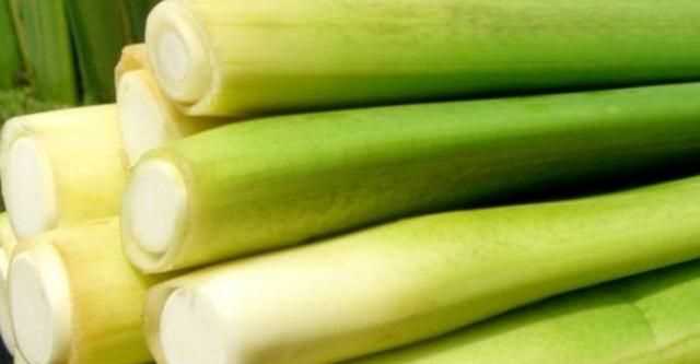 茭白發(fā)綠了還能吃嗎，茭白的葉子可以剪掉嗎？圖2