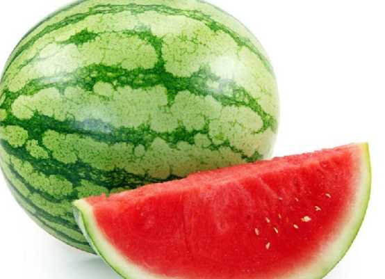 切開的西瓜放置后表層出現(xiàn)變酸的情況切掉一層還能繼續(xù)吃 西瓜變酸切掉一層可以吃