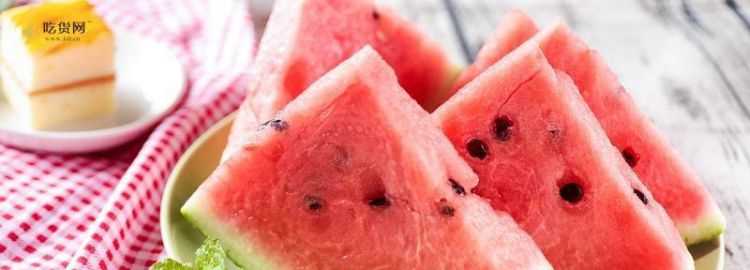 切開的西瓜放置后表層出現(xiàn)變酸的情況切掉一層還能繼續(xù)吃 西瓜變酸切掉一層可以吃
