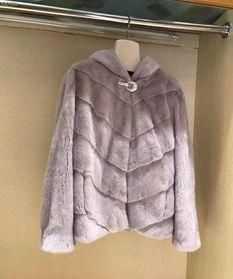 皮毛與酒精是否反應 往貂皮大衣上噴灑香水或者花露水是否對皮毛有害原因為何