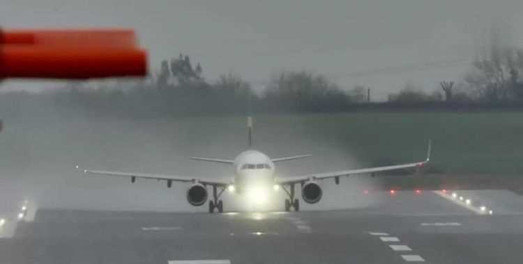 下雨會影響飛機(jī)起飛和降落嗎