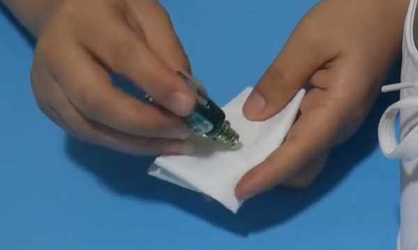 白色皮鞋有黑色斑點(diǎn)怎么去除,怎么清潔白鞋上的小黑點(diǎn)圖4