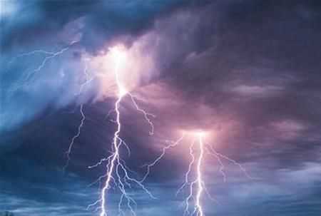 天上打雷閃電是什么原理
