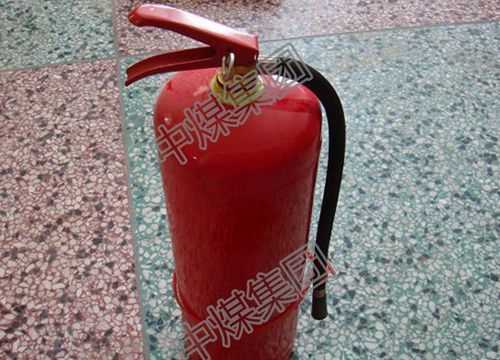 干粉滅火器和清水滅火器的滅火原理都屬于窒息法滅火