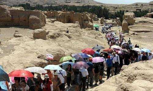 我國(guó)夏季早穿皮襖晚穿紗抱著火爐吃西瓜的地區(qū)是