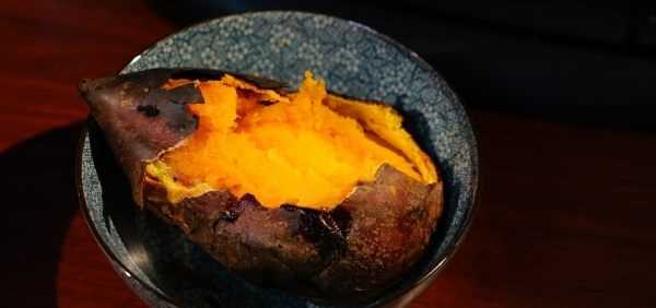 烤紅薯是高淀粉食物,減肥晚上可以吃烤紅薯嗎?圖1