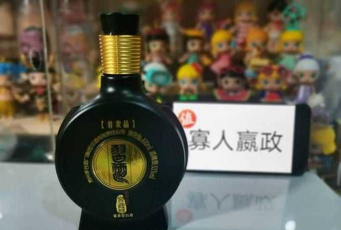 習(xí)酒窖藏1998怎么鑒別真?zhèn)?></p>
<h2>開(kāi)一家煙酒商貿(mào)公司，想做賴茅，習(xí)酒什么渠道可以拿到價(jià)格低一點(diǎn)的真貨</h2>
<p>謝邀。說(shuō)一下我自己的感覺(jué)。</p>
<p>1.你想要的這兩個(gè)品牌，都是茅臺(tái)體系的。想要拿到低價(jià)的產(chǎn)品，如果從廠家直接接貨，只能是做代理商，超額完成廠里下發(fā)的銷售任務(wù)，拿到返點(diǎn)促銷等拉低進(jìn)貨單價(jià)。</p>
<p>2.這兩款酒基本上都是有區(qū)域經(jīng)銷保護(hù)的，也就是說(shuō)廠家為了更好的保證品牌價(jià)值，都會(huì)對(duì)市場(chǎng)進(jìn)行監(jiān)管，對(duì)價(jià)格進(jìn)行保護(hù)，所以想走正規(guī)渠道拿低價(jià)貨的可能很小，如果真有低于市場(chǎng)價(jià)的便宜貨出來(lái)，你也要小心，畢竟這兩個(gè)品牌都是硬通貨，所以也是造假的重點(diǎn)關(guān)注對(duì)象。</p>
<p>3.現(xiàn)在很多實(shí)體經(jīng)銷做的都不太好，更有一些經(jīng)營(yíng)不善的可能為了完成廠家任務(wù)大量囤貨，造成庫(kù)存嚴(yán)重積壓，為了盡快變現(xiàn)，可能會(huì)低于進(jìn)貨價(jià)拋貨，如果碰到這樣的，還是有可能低價(jià)買到保真的產(chǎn)品的，但如果是跨區(qū)域銷售，需要小心廠家區(qū)域保護(hù)監(jiān)管部門(mén)的檢查，如果發(fā)現(xiàn)大量竄貨，可能會(huì)對(duì)放貨源頭進(jìn)行處罰。</p>
<p>4.個(gè)人觀點(diǎn)，俗話說(shuō)，你有量，我有價(jià)，想要低價(jià)進(jìn)貨，就要擴(kuò)大銷量，你的進(jìn)貨量越大，促銷會(huì)越多，也就能拉低進(jìn)貨價(jià)，所以還是扎實(shí)做市場(chǎng)才是正途。</p>
<p>一點(diǎn)拙見(jiàn)，不喜勿噴[握手]</p>
<p><img src=