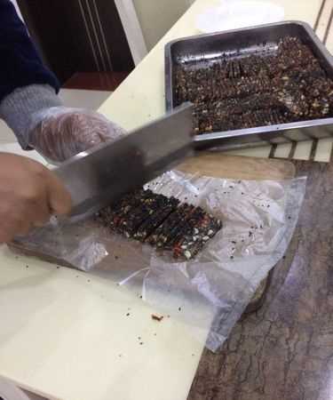 問(wèn)：阿膠糕做好了也凝固了，裝入真空袋發(fā)現(xiàn)有水分滲出，懷疑還沒(méi)有熬透就加材料了這種情況能不能重新熬