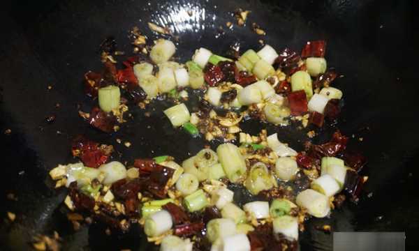 怎么炒雞丁好吃,雞丁怎么做好吃簡(jiǎn)單的家常的圖12