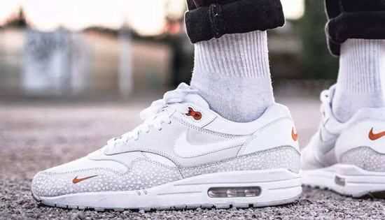 白鞋子有黃斑怎么去除,白色運動鞋上的黃色污點怎么去掉啊圖2