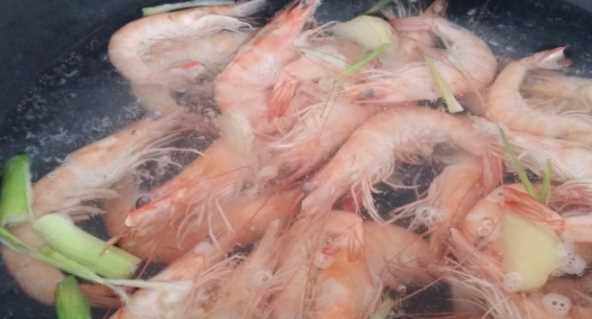 洗蝦子用什么浸泡,水產(chǎn)中浸泡蝦用食鹽還是用碘好呢圖2