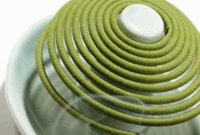 點(diǎn)蚊香應(yīng)該放在屋里什么位置,點(diǎn)燃的蚊香應(yīng)該放在哪里a窗戶b桌子c地板磚上圖2