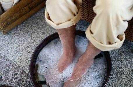 鹽水泡腳的危害,鹽水泡腳對(duì)身體的好處以及壞處都有哪些呢圖2