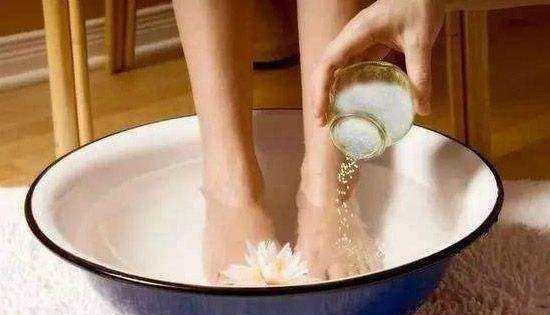 鹽水泡腳的危害,鹽水泡腳對(duì)身體的好處以及壞處都有哪些呢圖3