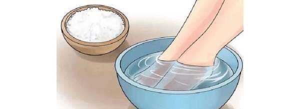 鹽水泡腳的危害,鹽水泡腳對(duì)身體的好處以及壞處都有哪些呢圖8