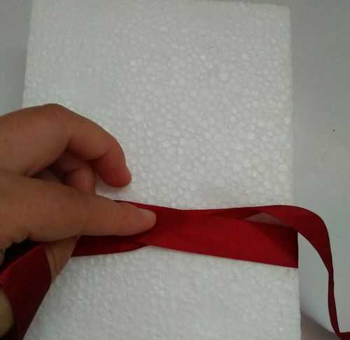 禮帶的結(jié)怎么打,包裝盒絲帶蝴蝶結(jié)的打法圖5