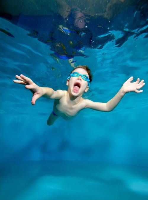 人在水里能夠睜開眼睛嗎