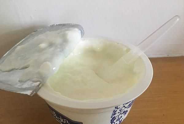 純牛奶開封后常溫下一天就變酸了，正常嗎