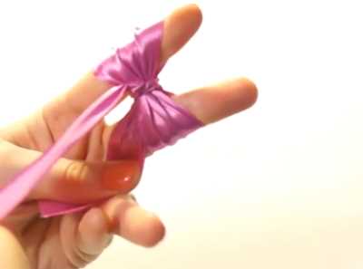 蝴蝶結(jié)怎么打的,怎么打蝴蝶結(jié)簡(jiǎn)單方法圖4