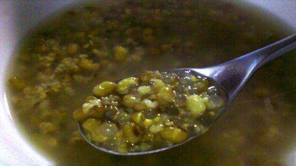 綠豆湯隔夜放在冰箱里還能喝,隔夜的綠豆湯能不能喝圖2