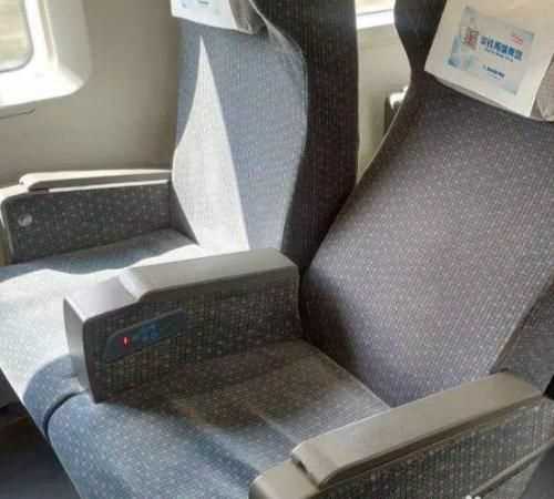 高鐵座椅怎么往后調(diào)