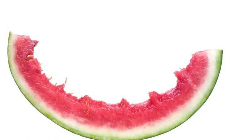 這些擺在西瓜店里出售的西瓜并不新鮮