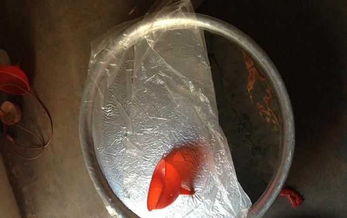 水銀散落到地上為什么立刻就找不到了完全沒有網(wǎng)上說的小珠什么的