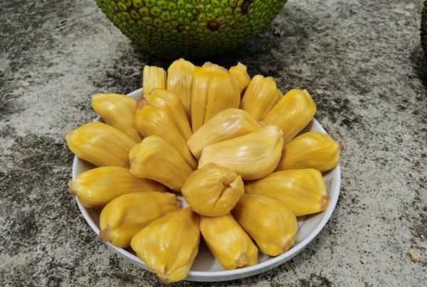 菠蘿蜜的皮怎么炒菜吃