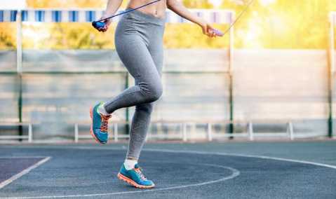 跳繩時應該什么先著地,跳繩應該前腳著地還是后腳跟著地呢圖1