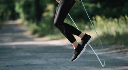 跳繩時應該什么先著地,跳繩應該前腳著地還是后腳跟著地呢圖5