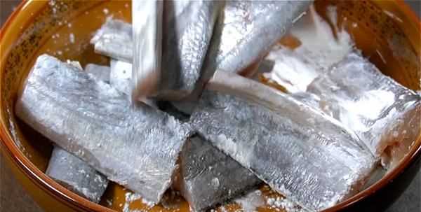 帶魚怎么清蒸沒有腥味,帶魚怎么做好吃又簡(jiǎn)單清蒸帶魚圖11