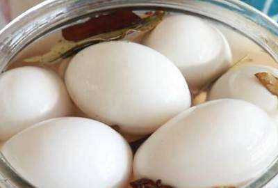 鵝蛋淹出油有什么方法,怎么腌鵝蛋出油又好吃竅門(mén)的視頻圖5