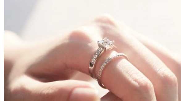 食戒女生是什么意思,右手戒指戴中指什么意思女生圖1