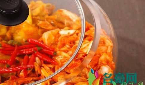 泡菜壇子底部有水滲出還有白色的蟲子怎么回事