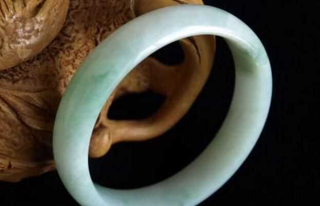 糯冰翡翠原石和糯化的區(qū)別是什么