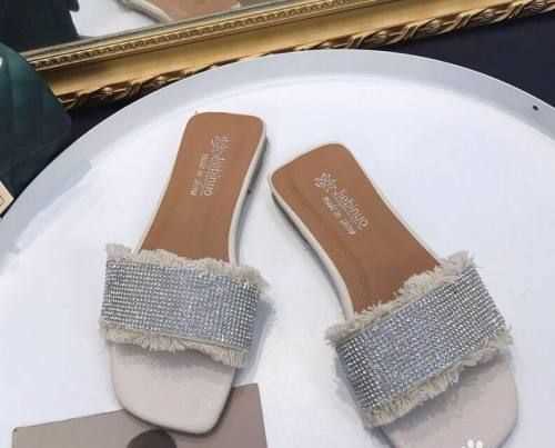 新拖鞋有氣味是有毒物質(zhì)嗎