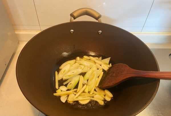 怎么做炒臘肉,炒臘肉的做法圖4