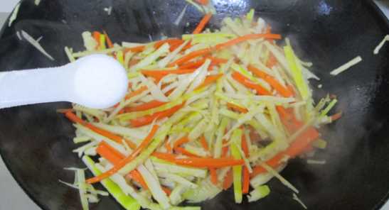 新鮮的竹筍需要過水,楠竹筍焯水要多久圖6