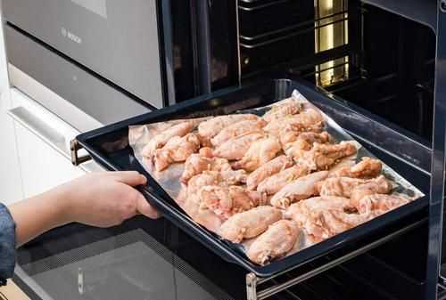 烤箱預(yù)熱需要把屑盤放進去嗎