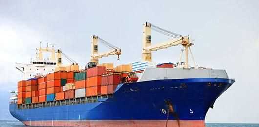 水路運輸?shù)男问街饕心男┠?></p>
<h2>為什么要選擇合適的運輸方式</h2>
<p>選擇合適的運輸方式，可以降低物流成本，提高運輸效率。比如，鐵礦石及糧食等大宗散貨運輸就要選擇海洋運輸，因為海洋運輸運載量大，單位運輸成本較低。</p>
<p>海鮮產(chǎn)品，救急藥品等就應(yīng)該選擇航空運輸，因為航空運輸速度快，用時短，可以保持海產(chǎn)品鮮活，實效性強。所以說商品運輸要選擇合適的運輸方式。</p>
<h2>不定期運輸具備什么特點</h2>
<p>①沒有既定的船期表，也沒有固定的航線、裝卸港及船期，而是按照船舶出租人與承租人雙方簽訂的租船合同安排船舶航線，組織貨物運輸；</p>
<p>②可以租用整艘船舶，也可以租用船舶的部分艙位；</p>
<p>③適合于大宗散貨運輸，如糧食、石油、煤炭、鋼材等；</p>
<p>④船舶營運中的相關(guān)費用及其風險由誰承擔，根據(jù)租船合同的類別及合同條款確定；</p>
<p>⑤船舶出租人與承租人之間通過簽訂租船合同明確雙方的權(quán)利與義務(wù)；</p>
<p>⑥租船運輸?shù)倪\費或租金水平的高低，直接受租船合同簽訂時的航運市場的行情影響</p>
<h2>全球運輸量最大的運輸方式</h2>
<p>地球就那么大，而水域的表面積就占了地球的71%，這也是海運會如此靈活多用的原因之一，那么更寬廣的天上呢，空運的價值自然就更不言而喻了。</p>
<p>空運即空中運輸，用飛機或其它航空器作為載體的運輸方式，以其 超高效率、安全、準時對于物流供應(yīng)鏈加快資金周轉(zhuǎn)及循環(huán)起到了極大的促動作用，雖然 空運 相對海運成本較高（運費成本比率約為 1：10），但能去往世界各地，大多數(shù)是人們出國游和跨境貿(mào)易的首選，運輸效率快且 到點多是海運所不能比擬的。</p>
<h2>商業(yè)運輸類船舶的壽命大約是幾年</h2>
<p>大體上是25年到30年。一般的輪船的壽命大約是在25年到30年左右，有的能長些但是能長命40年的不多，這也得看2個方面，一是船體，船體鋼板好的被腐蝕輕的壽命可能要長些，再一個是看船舶上的主動力系統(tǒng)和助動力系統(tǒng)的壽病，這就象人一樣，上了歲數(shù)老鬧病，主機及助力系統(tǒng)過了25年后就會徑常出毛病，這也是不長命的主要因素</p>
            <div   id=