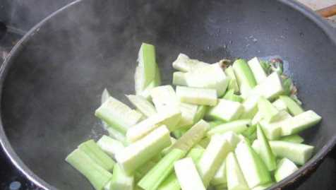 炒絲瓜怎么炒好吃,怎么炒絲瓜好吃又簡單竅門圖12