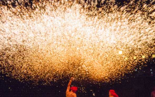 徒手?jǐn)噼F水原理,打鐵花的化學(xué)原理是什么圖2