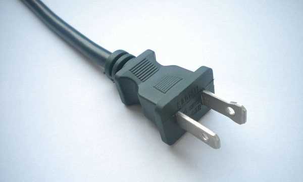 插頭上的兩個(gè)小孔有什么作用,電器插頭掉水里還能用嗎圖1