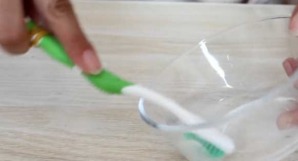 白色鞋子怎么洗才能洗的干凈,小白鞋怎么洗得干凈又白又快圖3