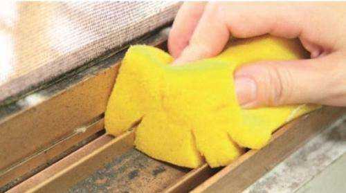 窗縫里的灰塵怎么去除,怎樣巧妙清理窗戶縫里的灰塵圖3