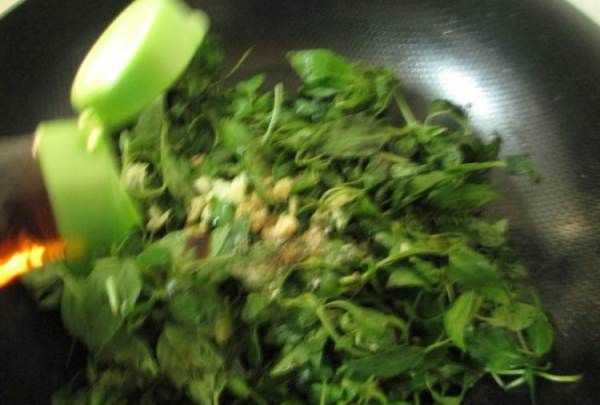 黃瓜荊芥怎么調(diào),完美的黃瓜變蛋拌荊芥怎么做好吃又簡(jiǎn)單圖9