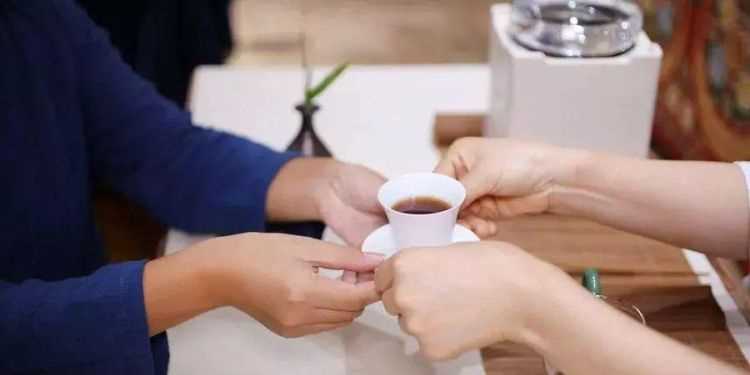 倒茶的禮儀和注意事項(xiàng),給領(lǐng)導(dǎo)倒水注意事項(xiàng)