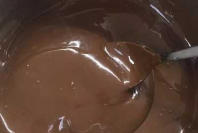 巧克力軟了怎么辦恢復(fù),巧克力化了再凝結(jié)能吃嗎圖1